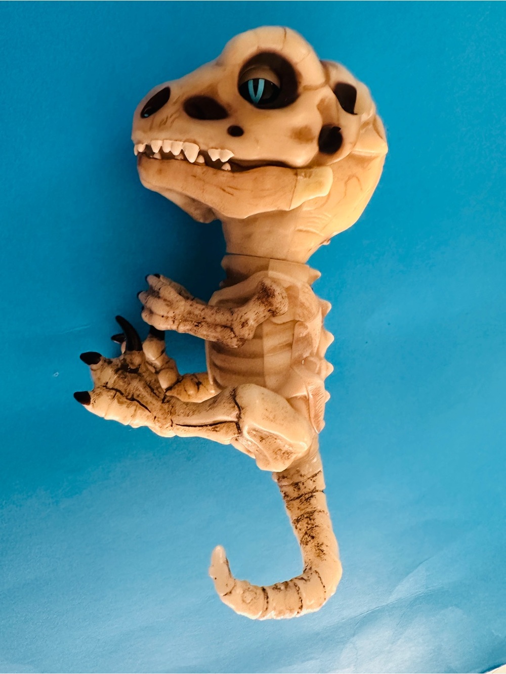 WOWWEE Fingerlings Untamed Skeleton T-Rex Raptor In The Gloom Interactive Toy 6”